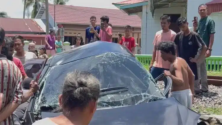 Potret situasi terkini seputar Kecelakaan Kereta Api di Pasir Pauh Barat yang menarik perhatian publik.
