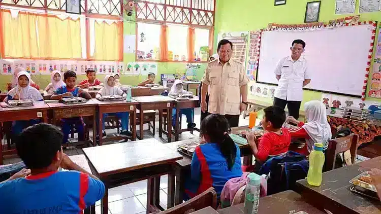 Potret kontroversi terbaru yang melibatkan Program Makan Bergizi Gratis,MBG,kasus keracunan massal,Mekanisme pengadaan makanan bergizi gratis.