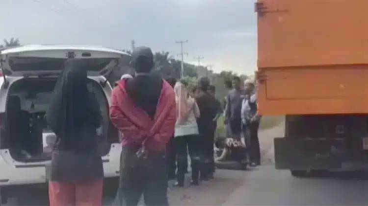 Ilustrasi yang menghidupkan laporan mendalam tentang Sopir Truk Batu Bara Dikeroyok,Sopir truk batu bara.