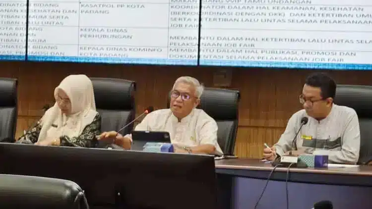 Infografis yang menampilkan dampak jangka panjang dari Lowongan Kerja di Padang,Job Fair Hybrid Padang 2025,Job Fair Hybrid 2025.