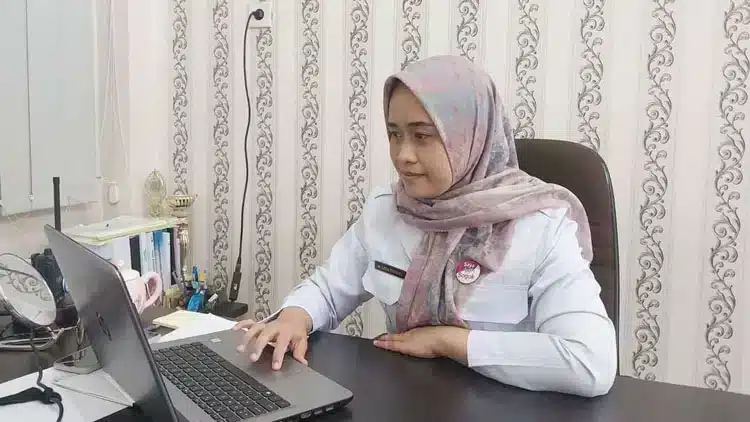 Foto yang menangkap momen emosional dalam berita tentang Depot Air Minum di Padang.