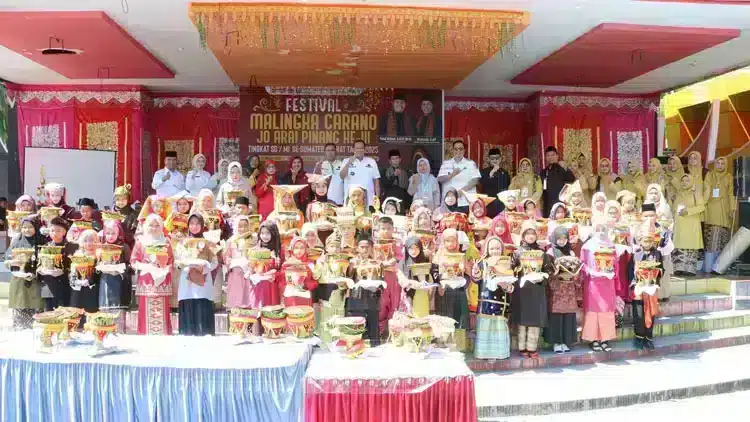 Gambar yang menggambarkan realitas sosial dari fenomena Festival Malingka Carano jo Arai Pinang.