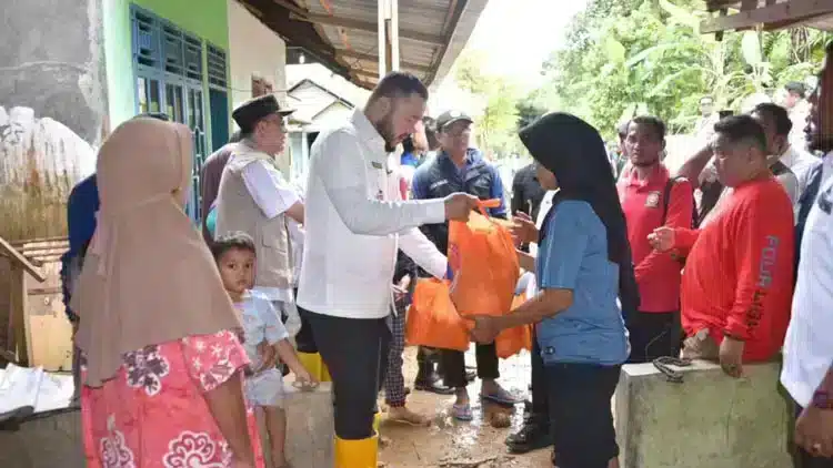 Tangkapan gambar eksklusif dari lokasi kejadian terkait Warga Korban Banjir,korban banjir di Padang.