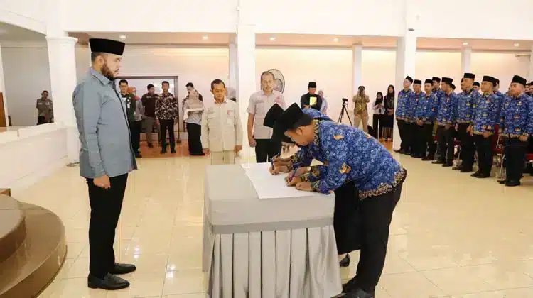 Berita dalam gambar: situasi terbaru yang berkaitan dengan Ikatan dinas.