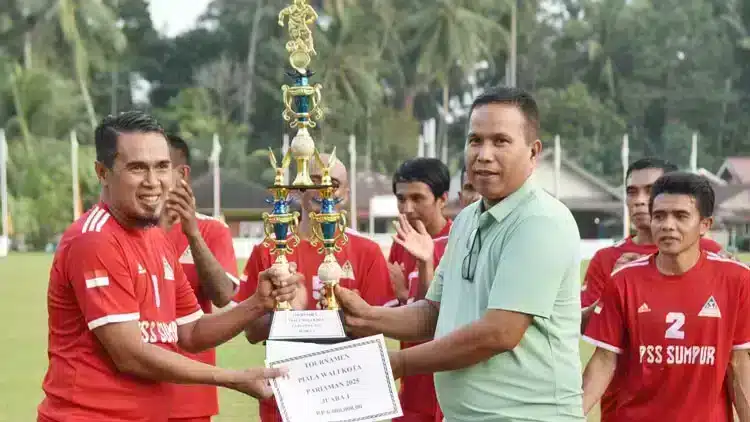 Gambar yang merepresentasikan Penutupan Piala Wali Kota Jilid V,Piala Wali Kota Jilid V dari sudut pandang yang berbeda.