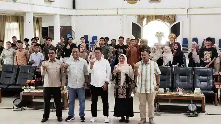 Ilustrasi yang menggambarkan perubahan opini publik tentang Pokir Donizar.