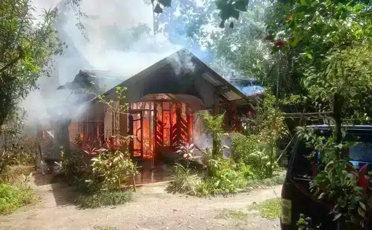 Ilustrasi yang menggambarkan perubahan opini publik tentang Rumah Seorang Guru,kebakaran rumah guru di Nagari Tandikek,Kebakaran di Tandikek.