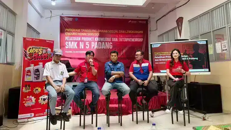 Ilustrasi yang mendukung laporan investigasi mengenai Telkomsel x Enduro Goes to School.