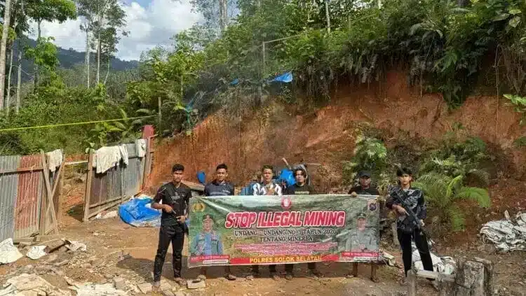 Gambar yang memperlihatkan suasana di sekitar isu Polres Solok Selatan,penambangan emas tanpa izin.