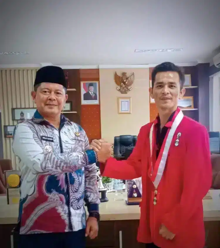 Ilustrasi menarik yang menggambarkan Audiensi GMNI,DPC GMNI Pasaman,Bupati Pasaman dengan jelas.
