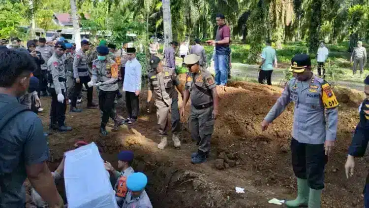 Foto jurnalistik yang menangkap situasi di lapangan tentang TPU Sungai Jariang,DVI Mabes Polri.