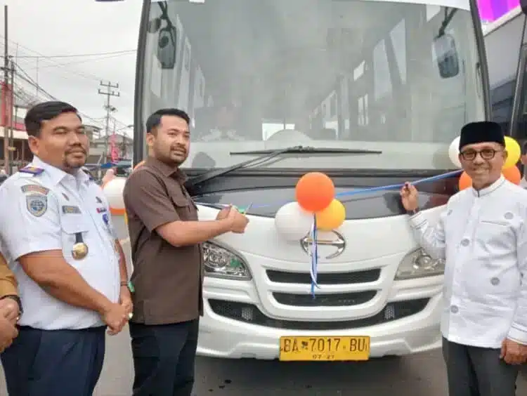 Peresmian Rute Bus DAMRI, Anggaran DPR RI Zigo Rolanda melakukan pengguntingan pita didampingi Bupati Khairunas dan Kepala Balai Pengelola Transportasi Darat (BPTD) Wilayah III Sumbar. Foto Ardi/TimAs
