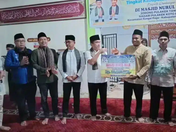 Ketua DPRD Solok Selatan Martius didampingi Bupati Khairunas menyerahkan bantuan pembangunan kepada pengurus Masjid Nurul Iman, Jorong Pulakek Tengah, Kecamatan Sungai Pagu. Foto: Ardi/TimAs