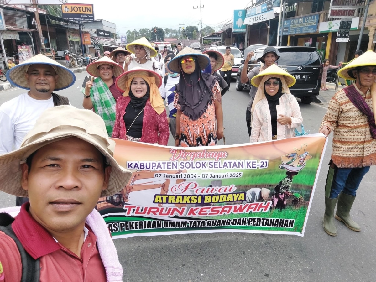 Kepala Dinas Perumahan, Kawasan Permukiman Lingkungan dan Perhubungan Solok Selatan Alvinosendra saat pelaksanaan pawai beberapa waktu lalu. Ardi/TimAs