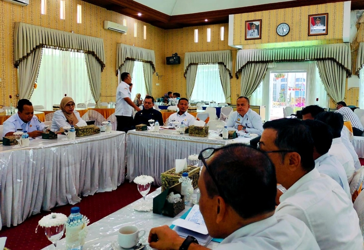 Gambar yang menjelaskan situasi Rapat evaluasi secara ringkas.