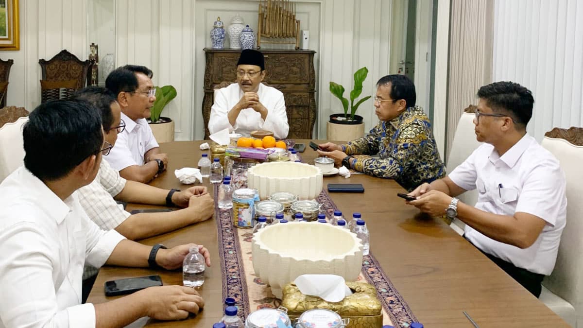 Cuplikan peristiwa yang menunjukkan perkembangan Sekolah Rakyat di Tarok City.