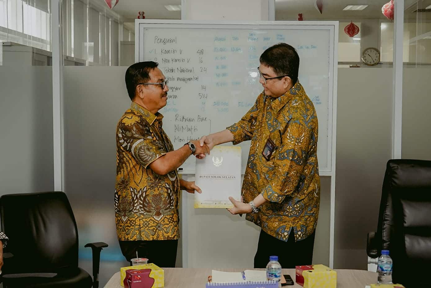 Bupati Solok Selatan menyerahkan cendramata kepada kementerian terkait. Ardi/TimAs