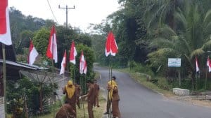 Perangkat Nagari Lubuk Gadang Tenggara Kecamatan Sangir melakukan pemasangan bendara merah putih di sepanjang jalan menyambut HUT RI ke-81. Ardi/TimAs