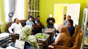 Kepala Dinas Pendidikan dan Kebudayaan Kabupaten Padang Pariaman melakukan klarifikasi terkait dugaan pemaksaan pembelian seragam di SMPN 1 Batang Anai. (Foto: Diskominfo Padang Pariaman)