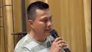 Foto yang menangkap momen emosional dalam berita tentang Penetapan calon wali nagari terpilih.