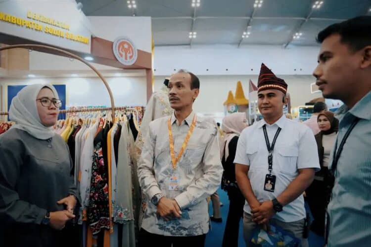 Wabup Solsel Yulian Efi pantau stand UMKM Solok Selatan di AOE 2026.