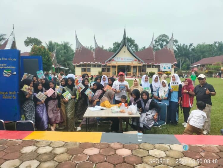 Usai CFD, siswa terlihat mendapatkan koleksi buku bacaan dari perpustakaan Kabupaten. Ardi/TimAs