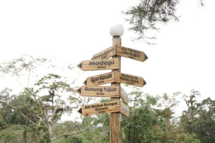 Rambu objek wisata di titik nol Pendakian Gunung Kerinci via Solok Selatan. Ardi/TimAs