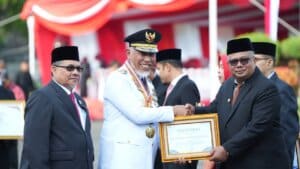 Sekda Solok Selatan Syamsurizaldi menerima penghargaan Adinata Syariah dari Gubernur Sumbar. Ardi/TimAs