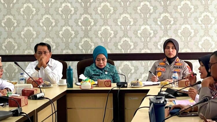 Gambar yang menggambarkan momen bersejarah terkait FGD penanggulangan kekerasan.