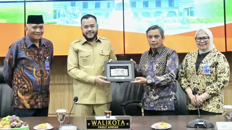 Foto yang menggambarkan situasi di sekitar Pemko Padang dan BTN.