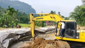 Foto yang menangkap momentum penting terkait isu Perbaikan jembatan dan normalisasi sungai.