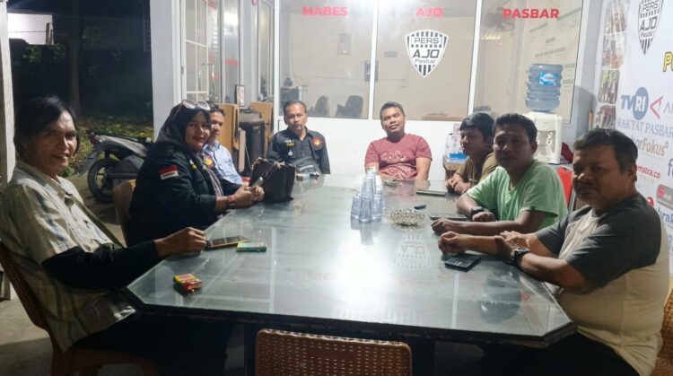 Foto jurnalistik yang menangkap situasi di lapangan tentang AJO PASBAR.