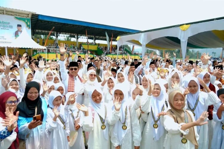 Bupati Solok Selatan Khairunas foto bersama ribuan hafidz dan Hafizah se Solok Selatan. Ardi/TimAs
