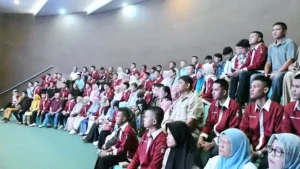 Foto yang menggambarkan kondisi aktual terkait Kuliah gratis.